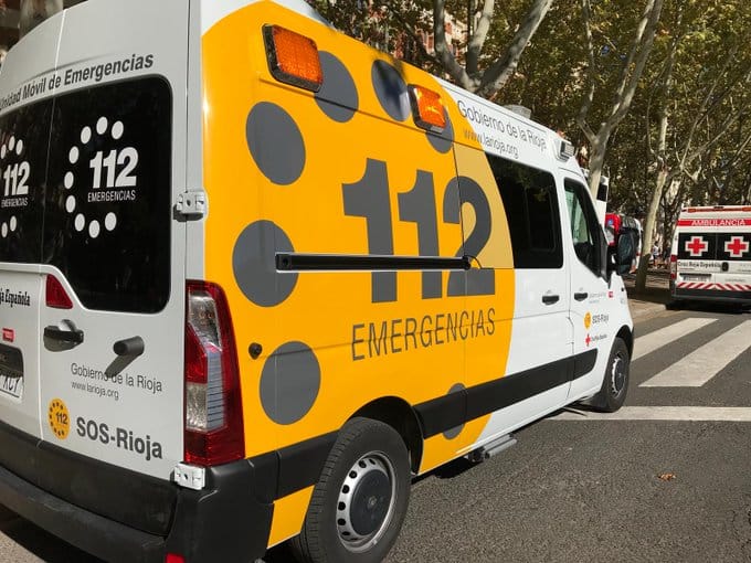 Hombre evacuado en camilla por una ventana