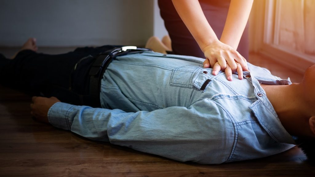 Dos agentes de la Ertzaintza auxilian a una persona que se encontraba en parada cardiorrespiratoria en Basauri