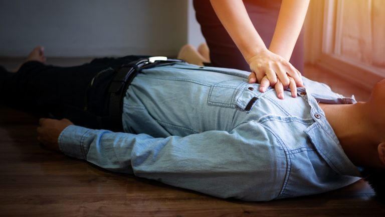 Dos agentes de la Ertzaintza auxilian a una persona que se encontraba en parada cardiorrespiratoria en Basauri