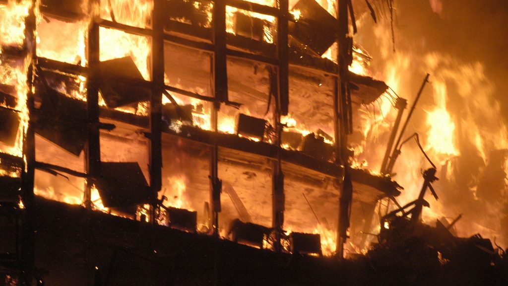 La causa del incendio de la torre Windsor continúa siendo una incógnita dos décadas después