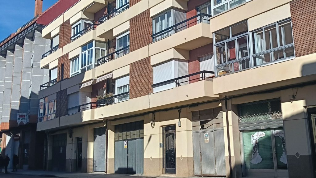 Un niño de nueve años muere por inhalación de gas en un incendio en La Bañeza, León