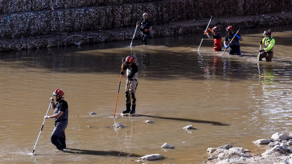 La búsqueda de víctimas de la DANA sigue y piden suspender las navegaciones en el barranco del Poyo, en Valencia
