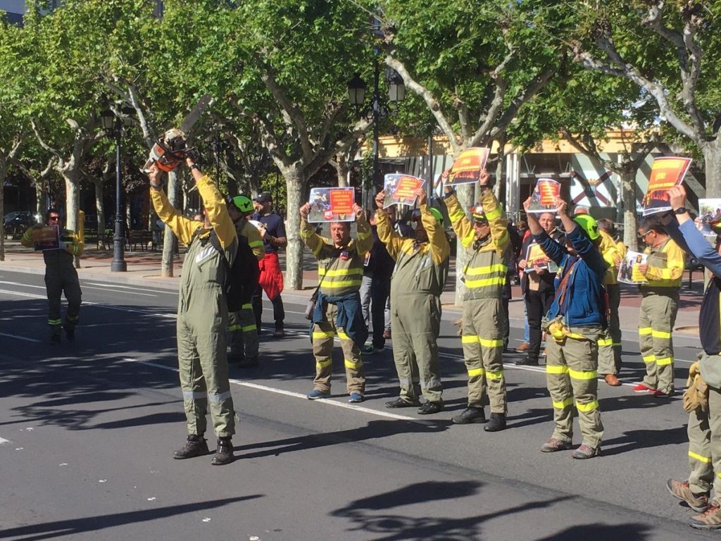Los Bomberos Forestales riojanos se manifiestan ante el Palacete