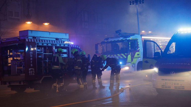 Un incendio en el centro de Valencia obliga a atender a 18 personas y a evacuar tres edificios