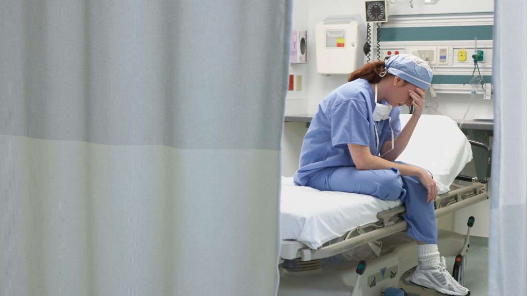 Dos de cada tres médicos agredidos son mujeres y reciben el 70% de los insultos