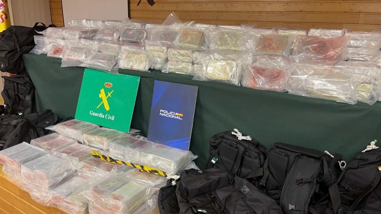 La Guardia Civil y la Policía Nacional intervienen 486 kilos de cocaína tras el naufragio de una zódiac en Muros de Nalón