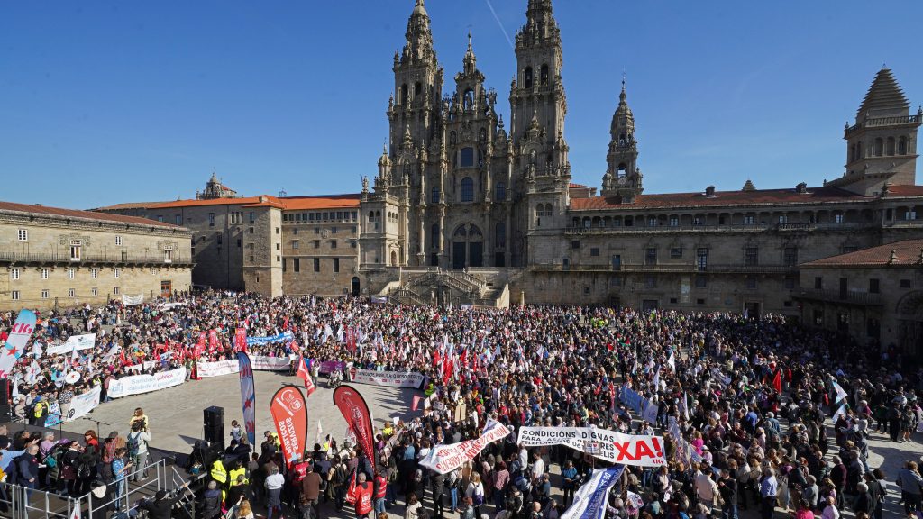 Una manifestación en defensa de la Sanidad llena la plaza del Obradoiro de Santiago en plena campaña de las gallegas