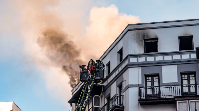 Dos muertos y dos heridos en el incendio de un edificio del centro de Santander