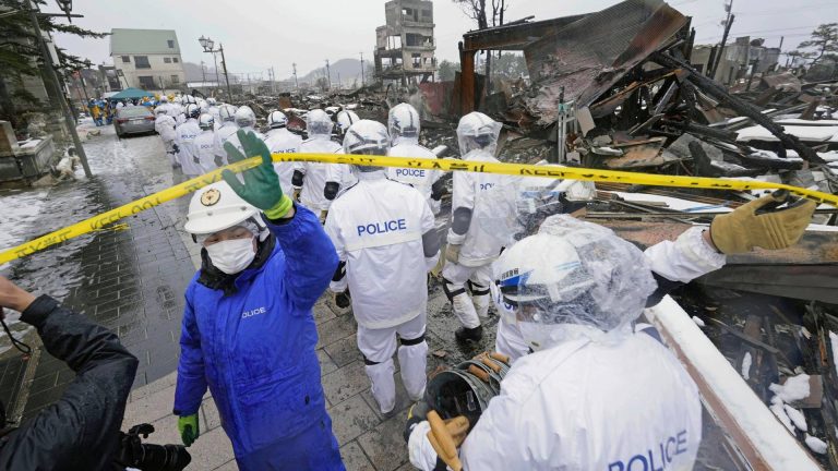 Japón eleva a más de 200 los muertos por el terremoto mientras un centenar de personas siguen desaparecidas