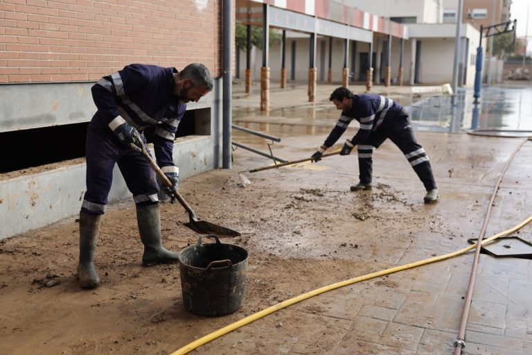 Los bomberos forestales de La Rioja, inmersos en la limpieza del ‘cole’ de Aldaia