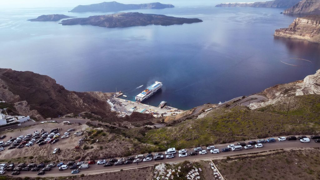 Miles de personas abandonan Santorini por los continuos terremotos que sacuden la isla griega