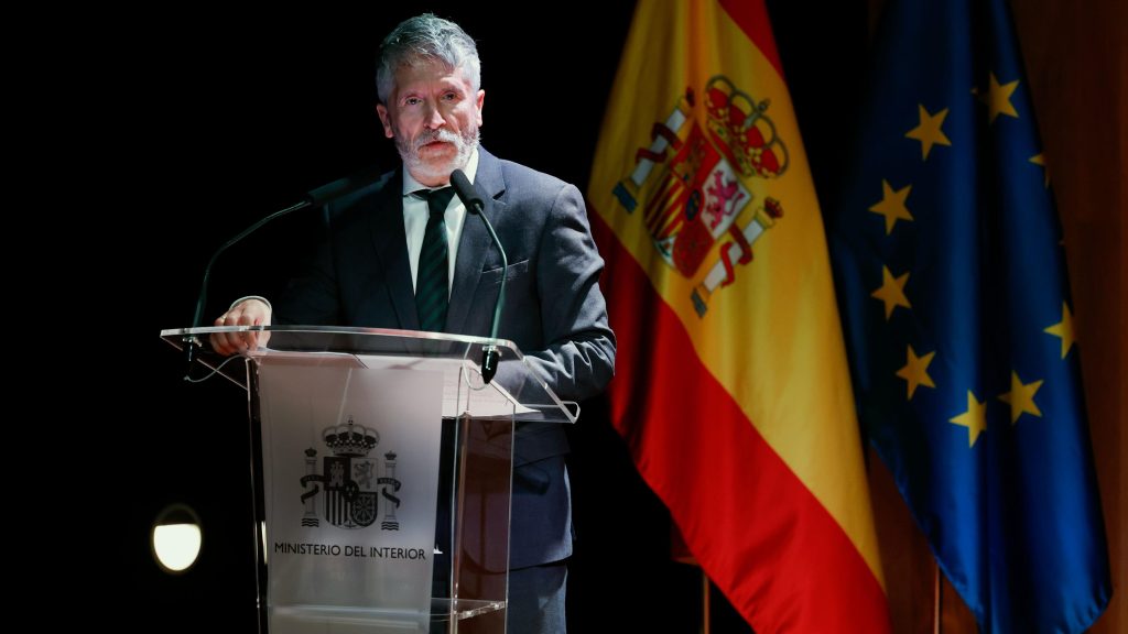 Marlaska niega cesión de fronteras en el pacto migratorio con Junts: “La policía nacional será quien ponga el sello"