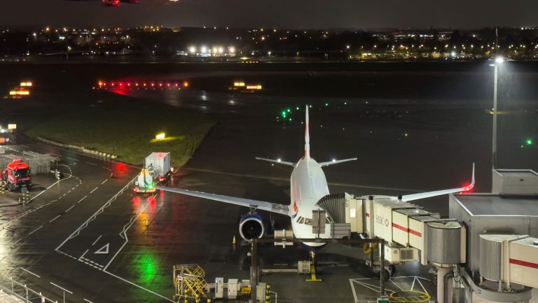 El aeropuerto de Heathrow reabre por completo tras un cierre que ha afectado a más de 220.000 pasajeros