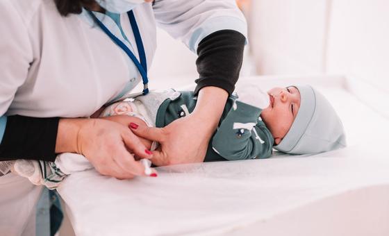 Décadas de progreso en la reducción de la mortalidad infantil, amenazadas por los recortes