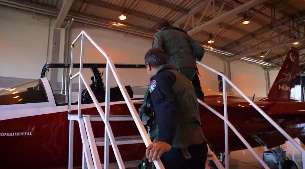 El JEMA vuela el avión de entrenamiento y ataque ligero Hürjet con el el Jefe de la Fuerza Aérea de Turquía