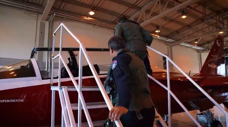El JEMA vuela el avión de entrenamiento y ataque ligero Hürjet con el el Jefe de la Fuerza Aérea de Turquía