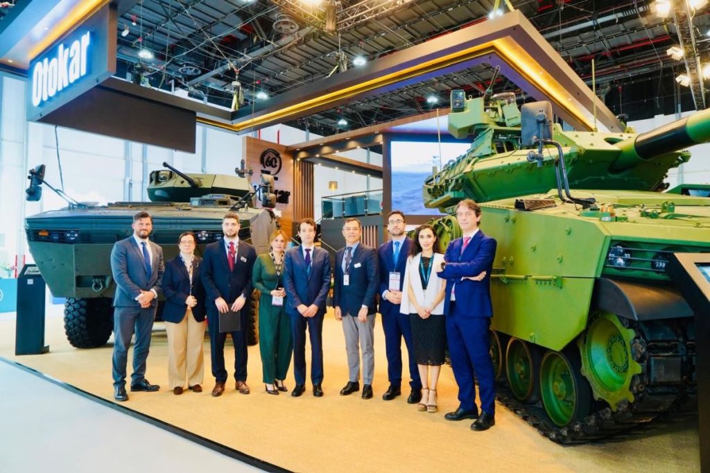 Acuerdo estratégico entre Indra y Otokar en plataformas terrestres