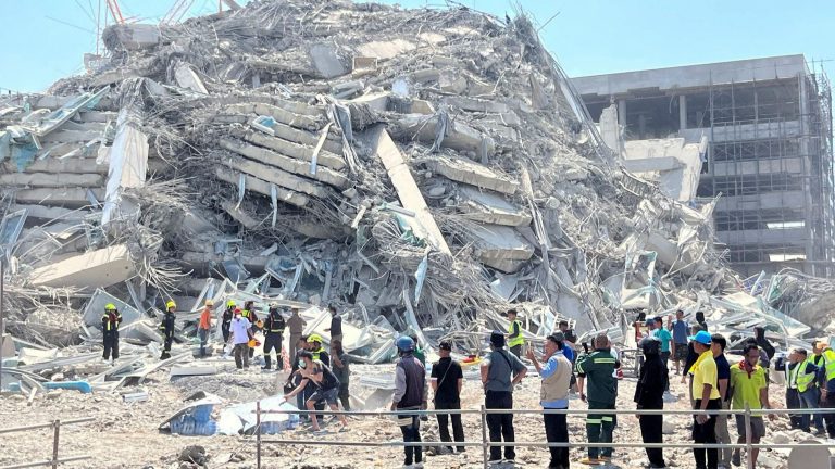 Un terremoto de 7,7 golpea Birmania y Tailandia, donde creen que hay varias personas atrapadas entre los escombros