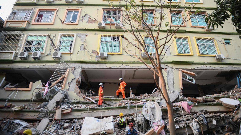Rescatada con vida una mujer de entre los escombros de un hotel derrumbado por el terremoto en Birmania