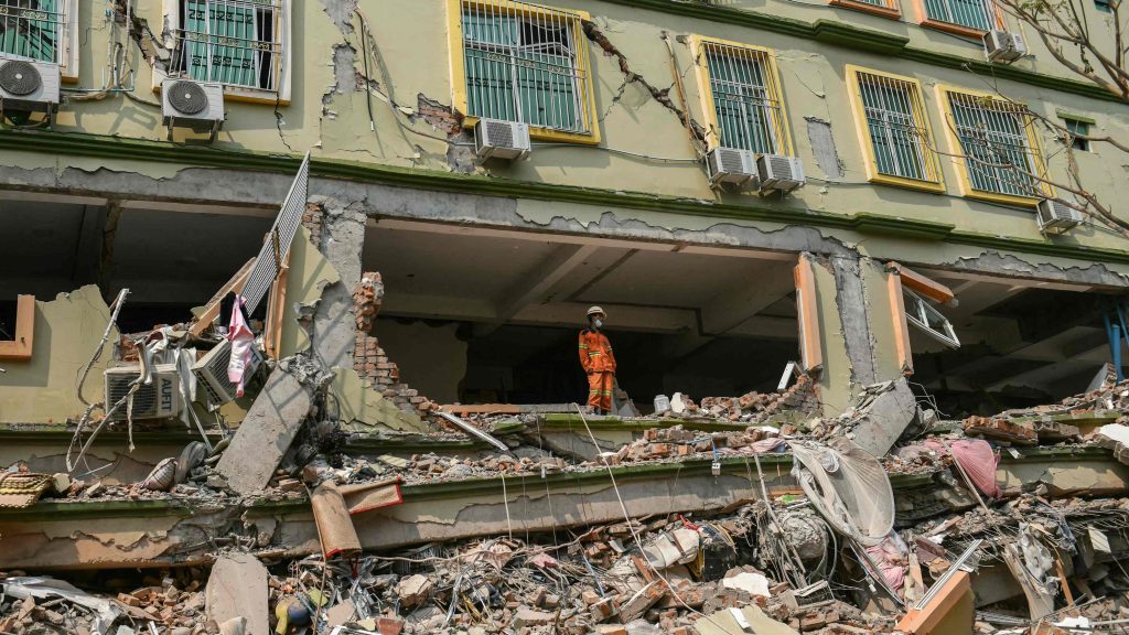 Rescatadas cuatro personas entre los escombros del terremoto en Birmania, que deja más de 2.000 muertos