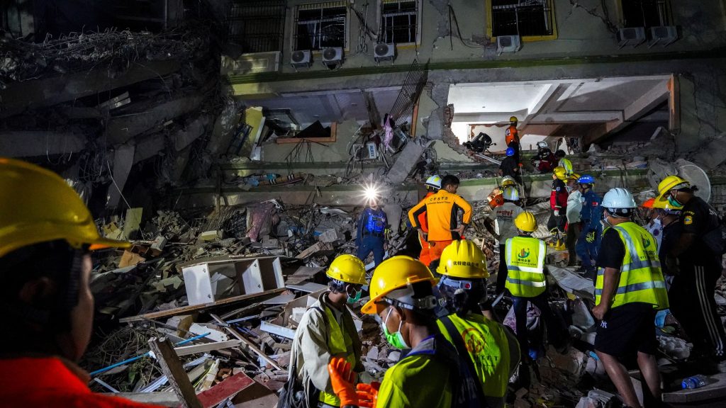 Rescatistas internacionales buscan supervivientes en Birmania tras el terremoto con más de 2.000 muertos