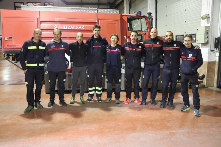 Un nuevo contingente de 10 bomberas y bomberos guipuzcoanos, equipado con material de rescate y sanitario, se dirige a Valencia