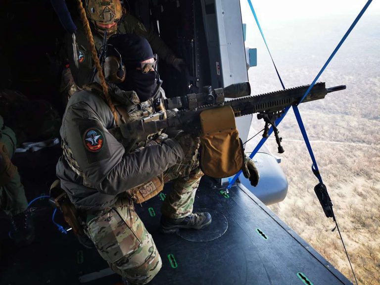 El EZAPAC muestra su nuevo rifle G28 en unas macro maniobras de la OTAN