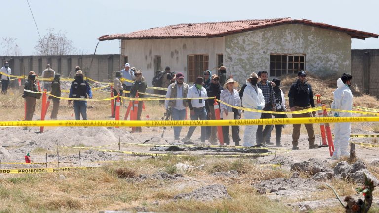 Conmoción en México por el hallazgo de un "campo de exterminio" dirigido por los cárteles de la droga