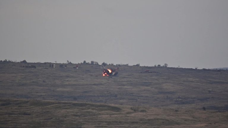 Los Harrier de la Armada lanzan bombas MK-82 de 500 libras en Rumanía en el marco del despliegue Dédalo 25