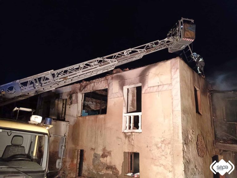 EXTINGUIDO INCENDIO URBANO CON PERSONA FALLECIDA EN SALAS