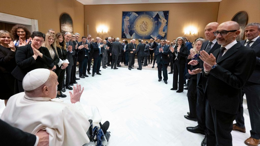 El papa recibe al personal que lo trató en el hospital: "Gracias por vuestro servicio"