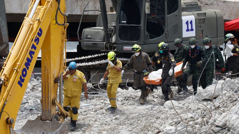 Tailandia recupera 32 cadáveres de la torre derrumbada en Bangkok por el terremoto y detecta señales de vida