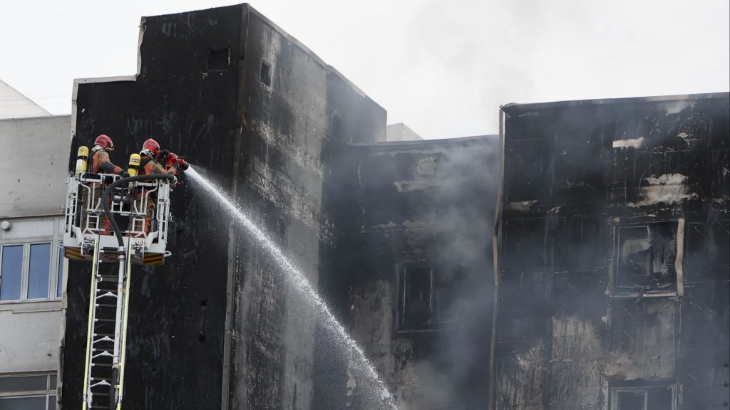 Desalojadas por un aparatoso incendio todas las personas de un bloque de viviendas en Castellón de la Plana