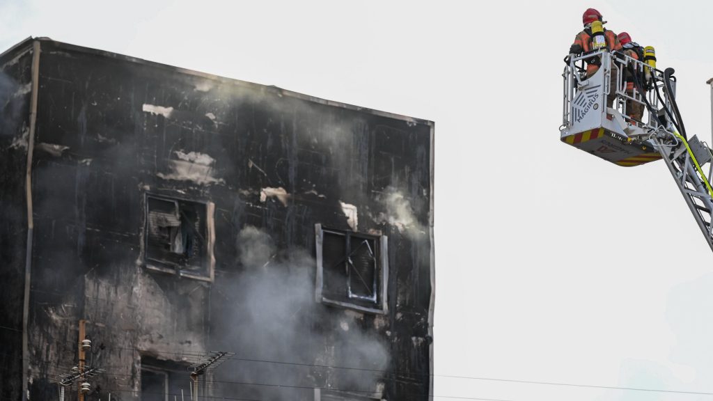 Un aparatoso incendio obliga a desalojar dos bloques de viviendas en Castellón de la Plana y deja cuatro heridos leves