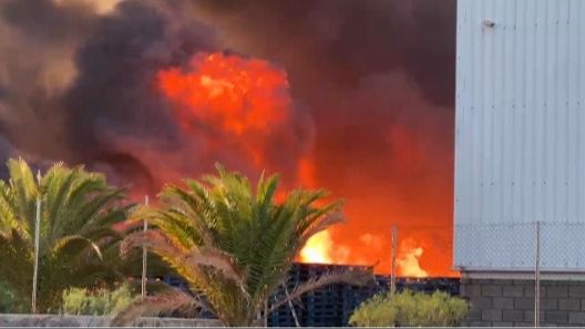 Tratan de sofocar un incendio en una nave industrial en Tenerife que ha obligado a cortar la autopista sur