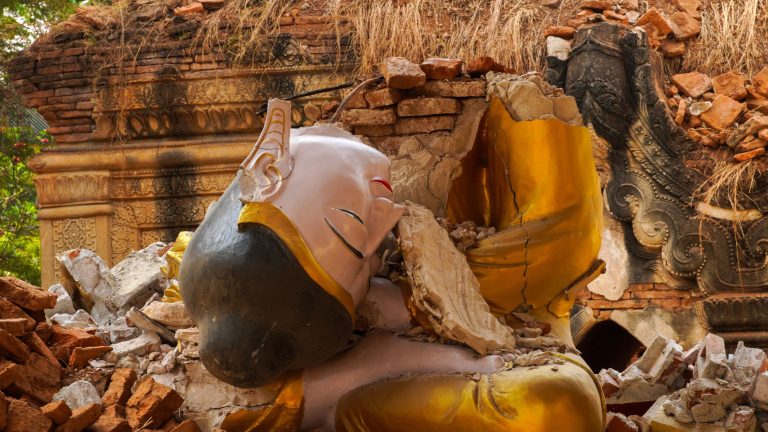 La junta militar birmana eleva a más de 3.350 los muertos tras el terremoto y planea elecciones en diciembre