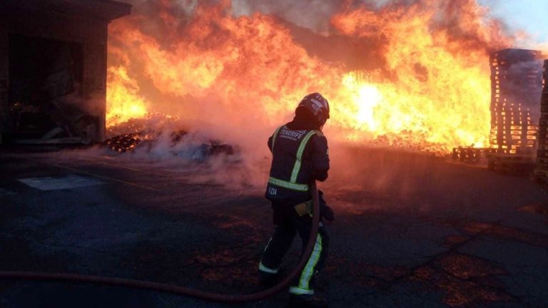 Los bomberos controlan y estabilizan el incendio declarado en una nave industrial de Tenerife