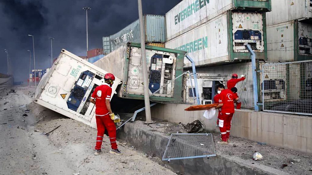 Irán investiga las causas de la explosión en el puerto de Shahid Rajai, que deja ya 25 muertos y más de 800 heridos