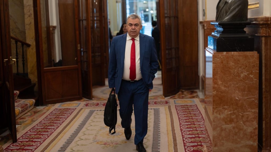 El PSOE denuncia que una periodista ha intentado entrar en el domicilio de Santos Cerdán haciéndose pasar por repartidora