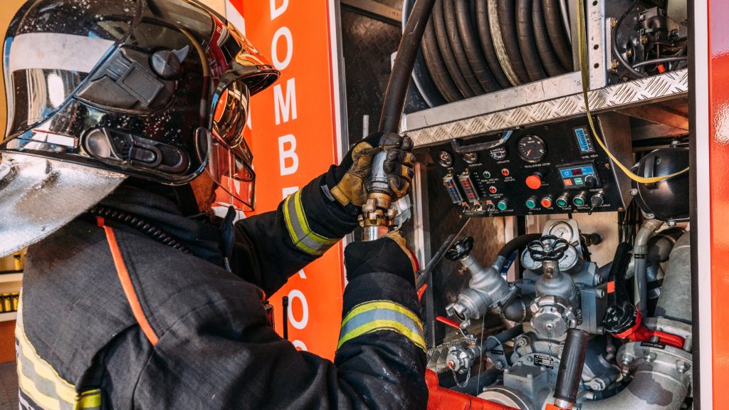 Un muerto y cuatro intoxicados por humo en un incendio en una vivienda de Zaragoza