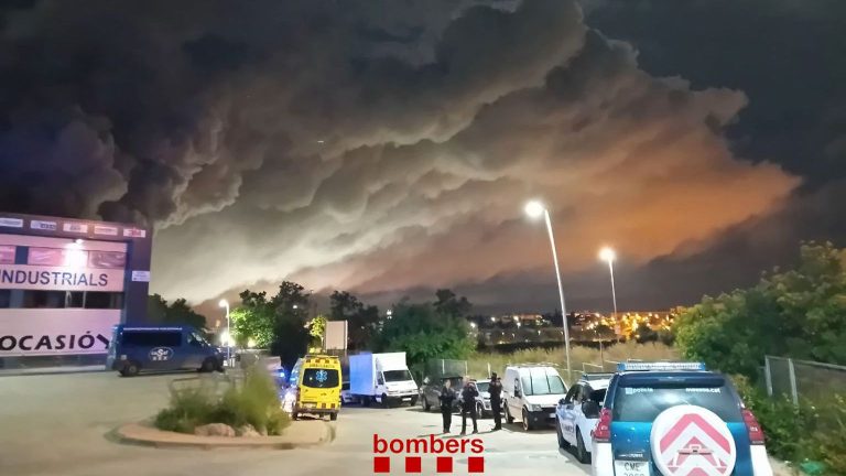 Confinados cinco municipios catalanes por una nube tóxica tras un incendio en una fábrica en Vilanova i la Geltrú