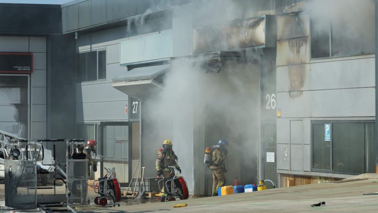 Una nube tóxica obliga a confinar a miles de vecinos varias horas tras un incendio en una fábrica de Vilanova i la Geltrú