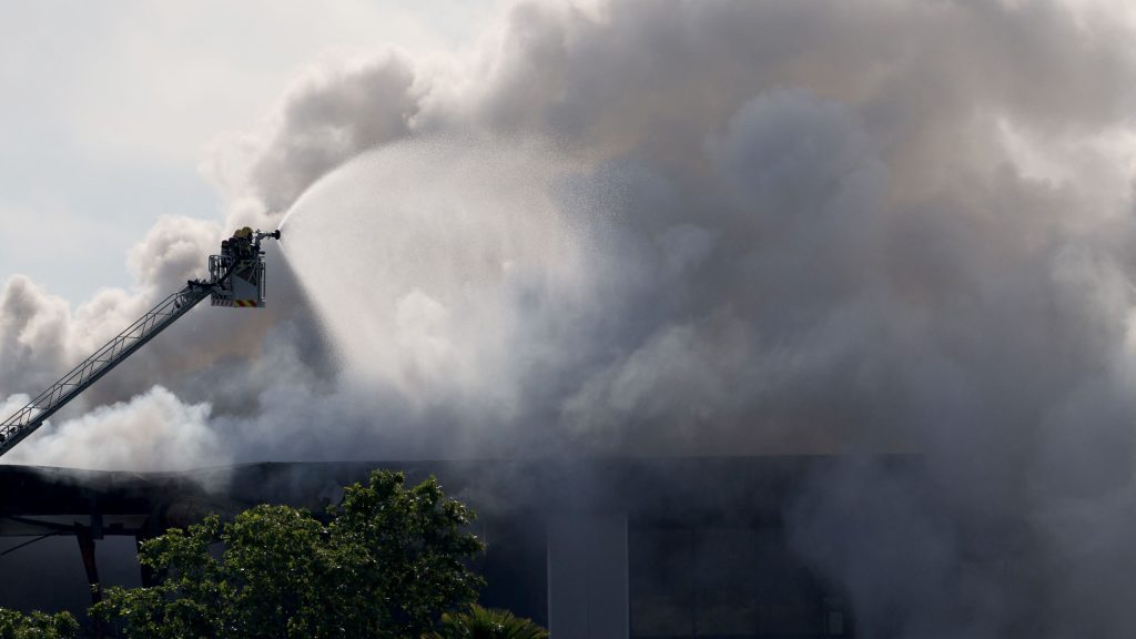 El incendio en una industria química en Vilanova que provocó una nube tóxica tardará días en quedar extinguido
