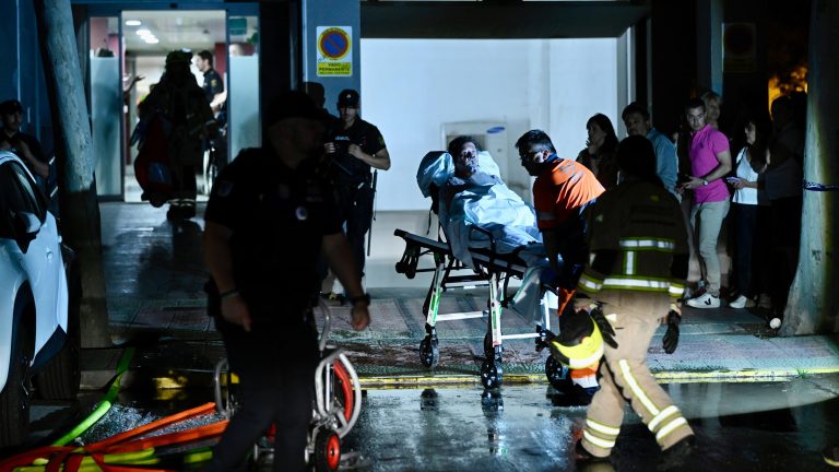 Un muerto y casi una veintena de heridos en un incendio en una residencia de ancianos en Zaragoza