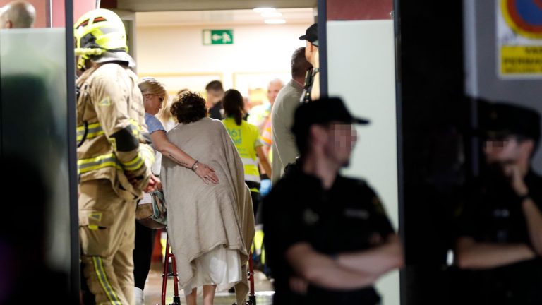 Un muerto y más de 20 heridos en un incendio en una residencia de ancianos en Zaragoza