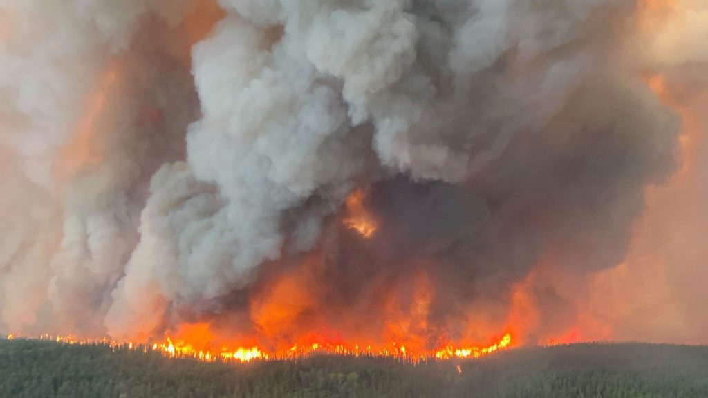 Los incendios forestales en el oeste de Canadá empeoran y obligan a aumentar las evacuaciones