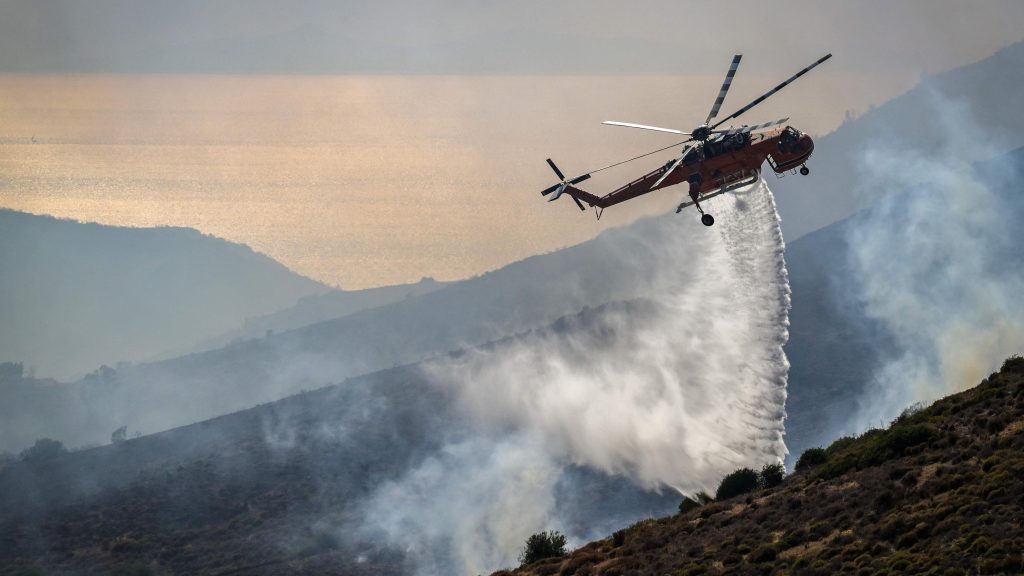 Controlado el incendio que amenazaba el área metropolitana de Atenas y que obligó a evacuar a mil personas