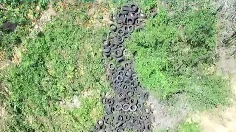 Un abocador il·legal de pneumàtics posa Collserola en risc d'incendi forestal