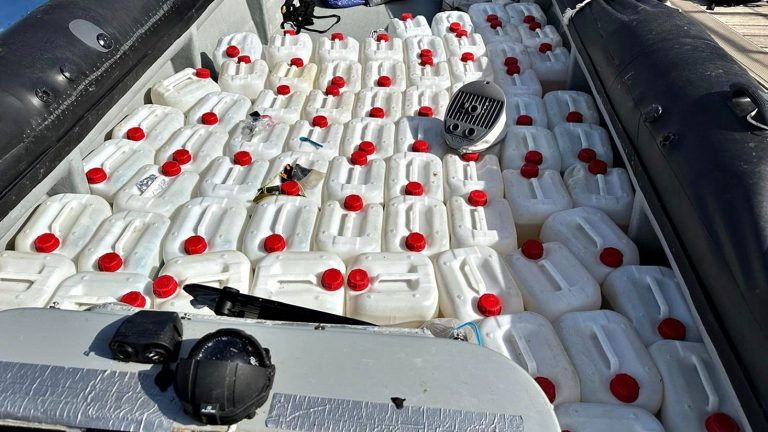 La Policía Nacional y Vigilancia Aduanera intervienen 3.250 litros de gasolina y una narcolancha en Huelva