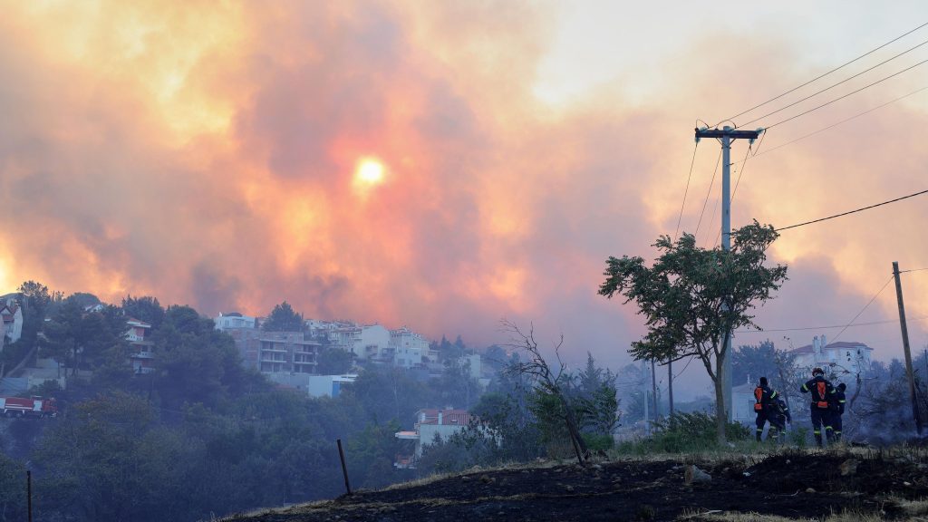 Un incendio forestal obliga a evacuar a más de 5.000 personas de las afueras de Atenas, Grecia